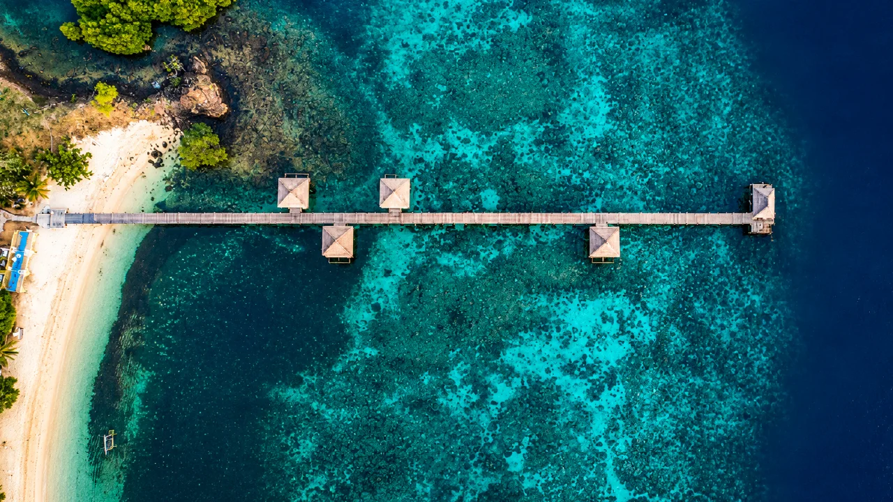 Vista aérea del mar y un muelle en el Caribe