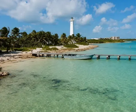 Faro y costa de Mahahual